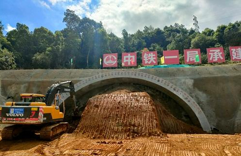 南昌西二環(huán)高速項(xiàng)目工程梅嶺隧道啟動(dòng)進(jìn)洞施工