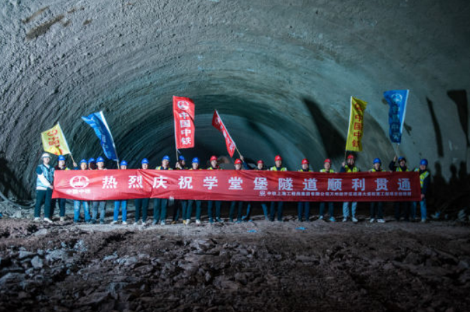 重慶萬州新田港進(jìn)港道路拓寬工程學(xué)堂堡隧道順利貫通