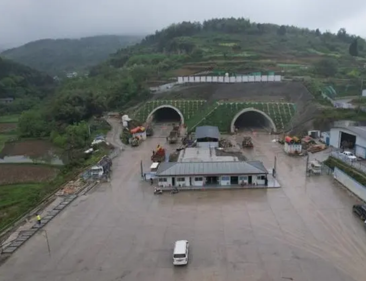 渝遂高速復(fù)線云霧山1號(hào)隧道全線貫通